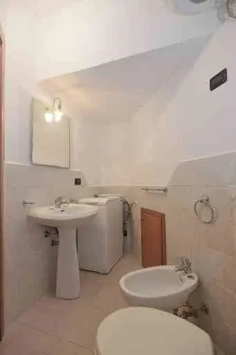 Bivano Elegante Arredato con mobili nuovi Accessoriato