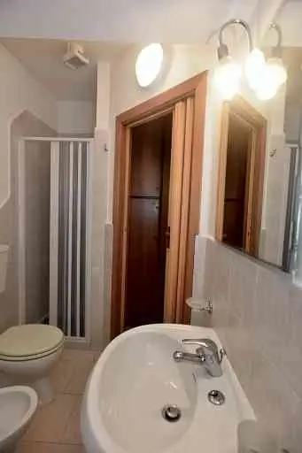 Bivano Elegante Arredato con mobili nuovi Accessoriato