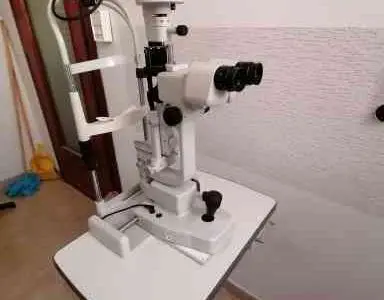 VENDESI LAMPADA A FESSURA TOPCON CON TAVOLINETTO DI SERVIZIO, SGABELLI, TONOMETRO AD APPLANAZIONE E GOLDMANN 903 3-MIRROR LENS LARGE.