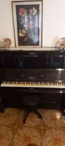 Pianoforte d epoca con tastiera d avorio.