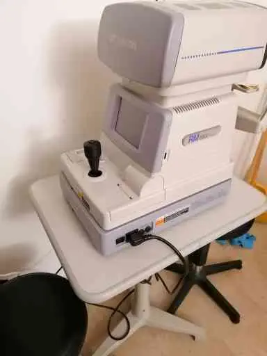 VENDESI AUTOREFRATTOMETRO TOPCON RM 8800 CON TAVOLINETTO DI SERVIZIO E SGABELLI