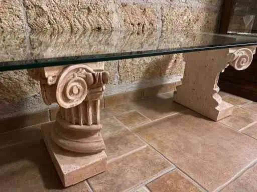 TAVOLINO VETRO STILIZZATO CON COLONNE
