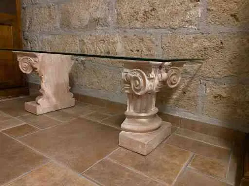 TAVOLINO VETRO STILIZZATO CON COLONNE