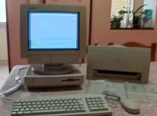 Apple Macintosh LCIII anni '90